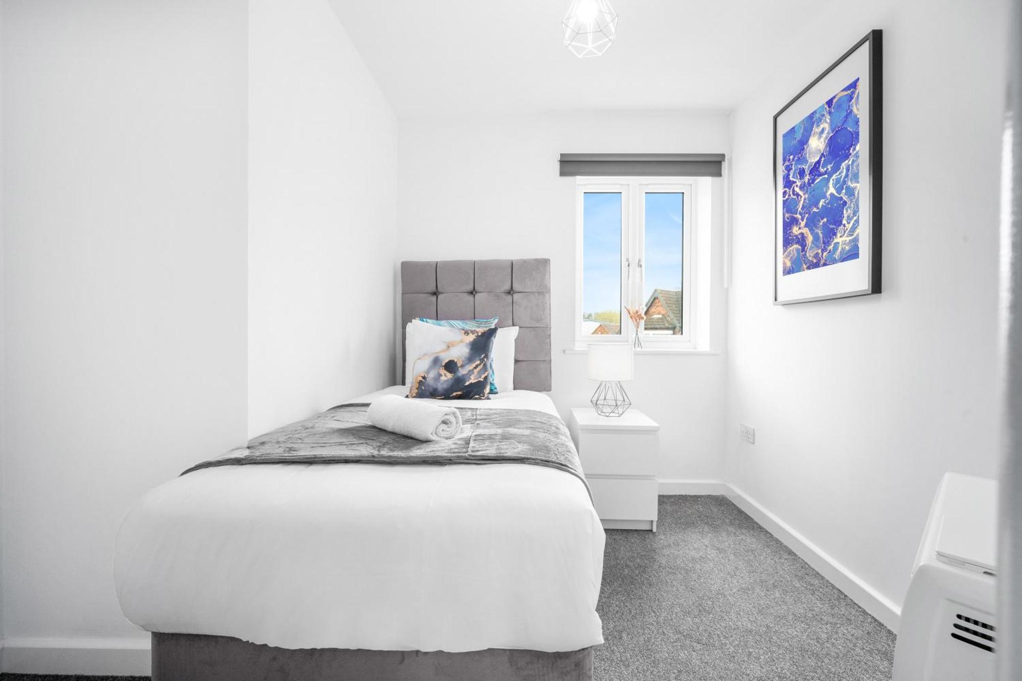 New 2 Bedroom Deluxe Apartment - Parking - Wifi & Netflix - Top Rated - 50C Cradley Heath Exterior photo